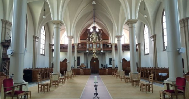 Afbeelding van de binnenkant van de Oud-katholieke kerk in Egmond aan Zee